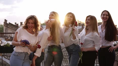 Schöne,-Glamouröse-Frauen-In-Jeans-Und-Weißen-Hemden-Auf-Einer-Terrasse