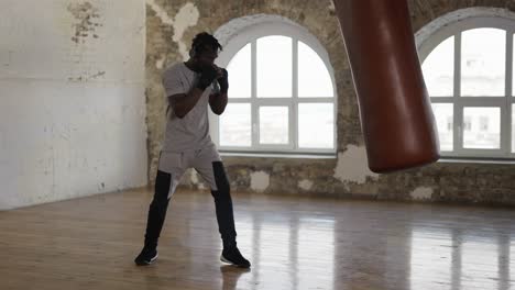 Boxer,-Der-Die-Schwere-Tasche-Im-Fitnessstudio-Aktiv-Schlägt