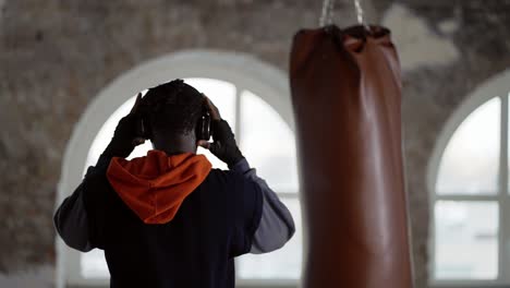 Professioneller-Boxer,-Der-Sich-Vor-Dem-Allgemeinen-Training-Kopfhörer-Aufwärmt