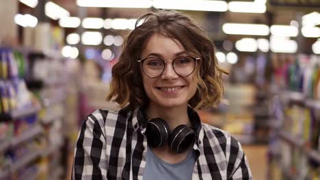 Portrait-Young-Woman-Stands-In-Front-Of-The-Camera-And-Smiles-In-Supermarket-Feel-Happy-Girl-Shopping-Face-Retail-Store
