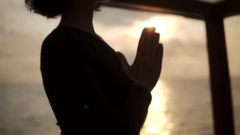 Silhouette-Einer-Ruhigen-Frau,-Die-Entspannt-Meditiert-Und-Den-Frieden-In-Der-Nähe-Des-Meeres-Genießt
