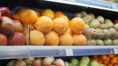 Hombre-Irreconocible-Parado-En-Un-Supermercado-Y-Eligiendo-Naranjas