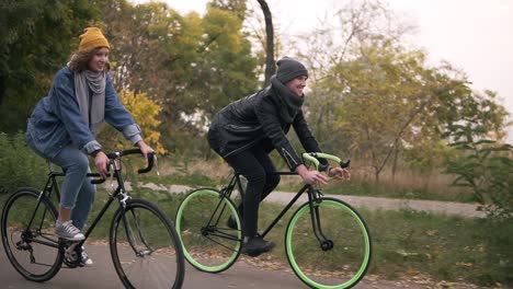 Junges-Hipster-Paar-Genießt-Das-Radfahren-Durch-Den-Park-Auf-Trekkingrädern