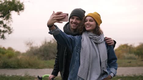 Glückliches-Junges-Paar,-Das-Selfie-Per-Handy-Im-Herbstpark-Nimmt