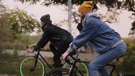 Junges-Hipster-Paar-Genießt-Das-Radfahren-Durch-Den-Park-Auf-Trekkingrädern-2