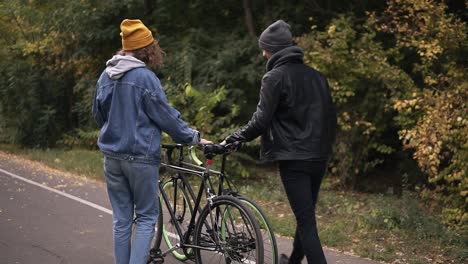 Schönes-Junges-Paar-Umarmt-Sich-Im-Herbstpark-Mit-Fahrrädern-Im-Stadtpark