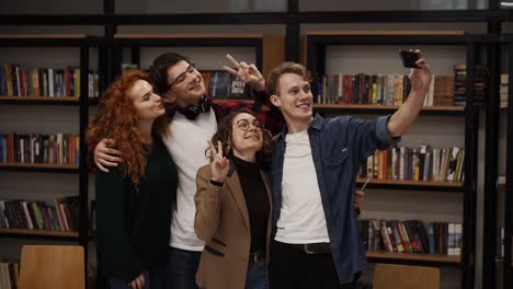 Estudiantes-Europeos,-Grupo-De-Cuatro-Toman-Selfie-En-La-Biblioteca-Universitaria-O-Universitaria