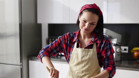 Frau,-Die-Mischprozess-Macht,-Kuchen-Auf-Einer-Modernen-Küche-Zu-Hause-Macht