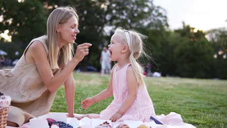 A-Mother-And-A-Small-Daughter,-Spends-Time-Together-In-A-City-Park-On-A-Picnic