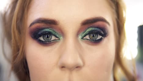 Fabelhafte-Hellhaarige-Frau-Mit-Schönem-Grünem-Augenmake-up-öffnet-Ihre-Augen