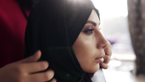 Hermosa-Chica-Maquillaje-Perfecto-Con-Hiyab-Negro-árabe-Tradicional