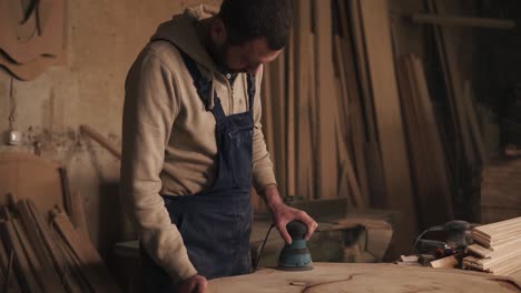 Der-Tischler-In-Seiner-Kleinen-Werkstatt-Arbeitet-Daran,-Das-Holzstück-Zu-Polieren