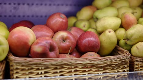Mano-Femenina-En-Guante-Recoge-Frutas-Manzanas-De-La-Cesta-En-El-Supermercado