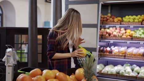 Mujer-Buscando-Frutas-En-El-Supermercado,-Póngalas-En-La-Canasta