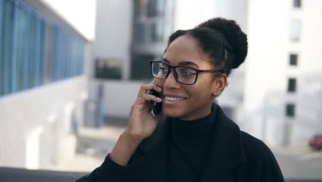 Fröhliche-Geschäftsfrau-Mit-Brille,-Die-Per-Smartphone-Spricht