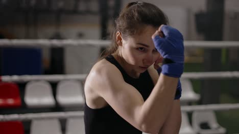 Boxeadora-Realizando-Lucha-En-La-Sombra,-Técnicas-De-Perforación