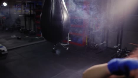 Weiblicher-Boxer,-Der-Die-Kamera-In-Bandagen-Betrachtet-Und-Schreit