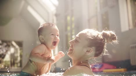 Glückliche-Junge-Mutter-Wirft-Baby-In-Den-Pool