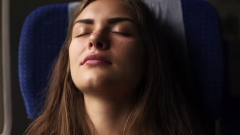 Una-Mujer-Cándida-Que-Viaja-En-Tren-Y-Se-Duerme-Cuando-Pasa-El-Paisaje