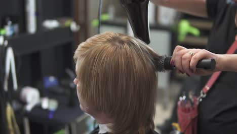 Professioneller-Friseur-Mit-Einem-Haartrockner-Nach-Dem-Haarschnitt-1