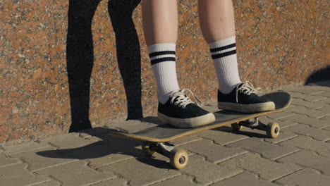 Die-Füße-Eines-Nicht-Erkennbaren-Skatermädchens-Auf-Einem-Skateboard-1