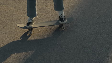 Junges-Skatermädchen,-Das-Bei-Sonnenuntergang-In-Einem-Skatepark-Auf-Einer-Rampe-Skatet