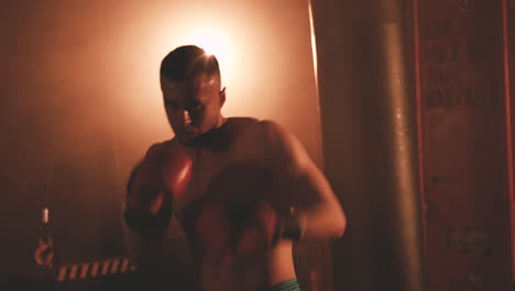 Hemdloser-Boxer,-Der-Direkt-Auf-Die-Kamera-Schaut-Und-Boxbewegungen-Macht