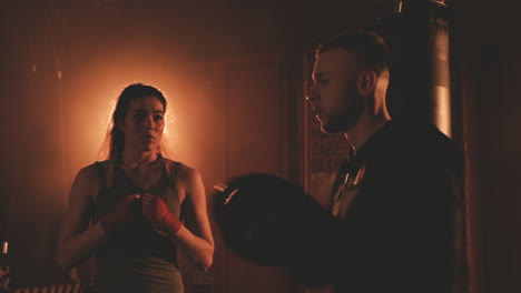 Mujer-Boxeadora-Escucha-Los-Consejos-De-Su-Entrenador