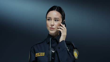 Primer-Plano-De-La-Hermosa-Mujer-Policía-Hablando-Por-Teléfono-Móvil-Y-Decidiendo-Algunas-Decisiones-Importantes