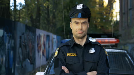 Porträt-Eines-Hübschen-Jungen-Polizisten-In-Uniform-Und-Mütze