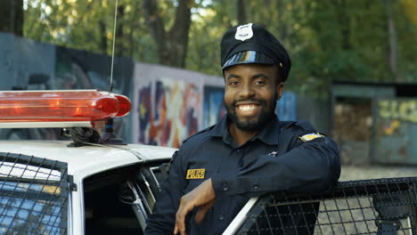 Porträt-Eines-Hübschen-Jungen-Polizisten-In-Uniform-Und-Mütze-1