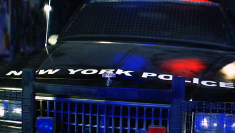 Nahaufnahme-Der-Motorhaube-Des-Polizeiautos-Mit-Emblem-Und-New-York-Schriftzug