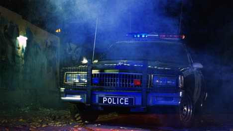Polizeiauto-Mit-Lichtern-In-Der-Nacht