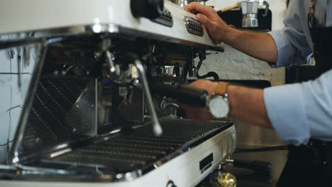 Primer-Plano-Del-Camarero-Preparando-Café-En-La-Gran-Máquina-De-Café-Especial-En-El-Café