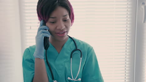 Una-Hermosa-Joven-Enfermera-Hablando-Por-Teléfono-Celular