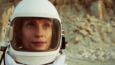 Primer-Plano-De-Una-Mujer-Astronauta-Caminando-En-Un-Planeta-Desconocido-Y-Mirando-A-Su-Alrededor