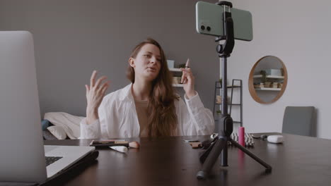 Joven-Linda-Vlogger-Grabando-Un-Video-Sobre-Productos-De-Maquillaje