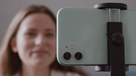 Nahaufnahme-Einer-Smartphone-Kamera,-Während-Sie-Eine-Vloggerin-Filmt,-Die-Mit-Ihren-Followern-Spricht