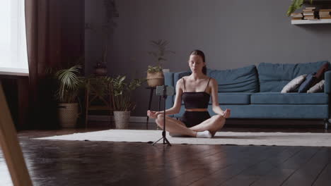 Junge-Frau,-Die-Eine-Online-Yogastunde-über-Die-Smartphone-Kamera-Unterrichtet