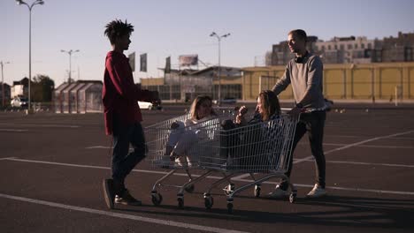 Multiethnische-Junge-Leute,-Die-Mit-Einkaufswagen-Spielen