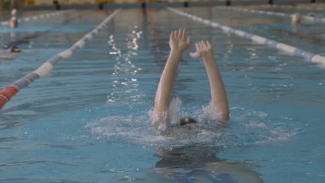 Schwimmerin,-Die-Immersionsübungen-In-Einem-Hallenbad-Macht