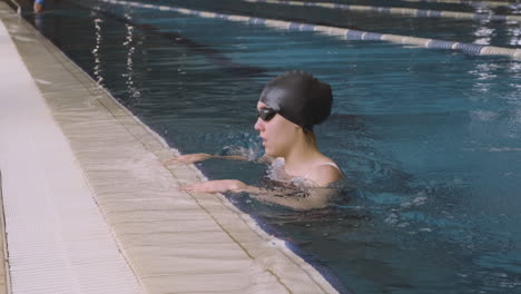 Eine-Junge-Schwimmerin-Verlässt-Nach-Einer-Schwimmstunde-Sportlich-Den-Pool