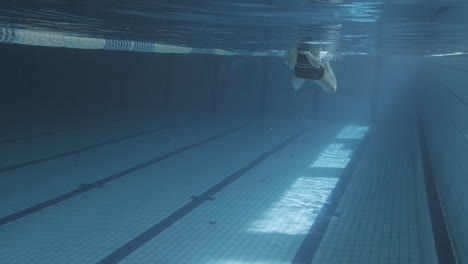 Unterwasseraufnahme-Einer-Jungen-Frau,-Die-Brustschwimmen-In-Einem-Hallenbad-Schwimmt