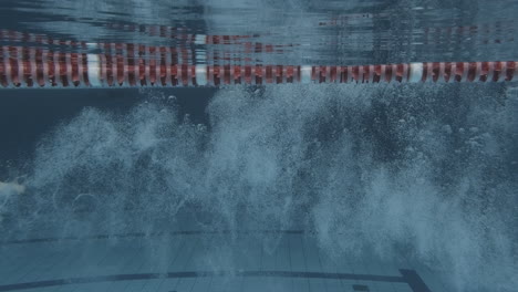 Unterwasser-Seitenaufnahme-Einer-Jungen-Schwimmerin-Mit-Badekappe-Und-Schutzbrille,-Die-In-Den-Pool-Springt-1