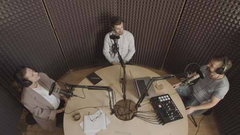 Überkopfaufnahme-Von-Drei-Leuten,-Die-Sich-In-Einem-Radioaufnahmestudio-Lustig-Unterhalten