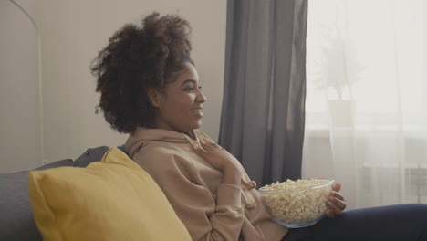 Junge-Frau,-Die-Einen-Film-Genießt-Und-Popcorn-Isst