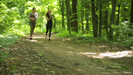 Zwei-Sportlerinnen,-Die-Im-Wald-Laufen