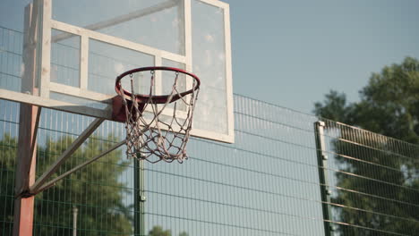 Nahaufnahme-Des-Outdoor-Basketballkorbs-Mit-Netz-Und-Rückenbrett-An-Einem-Sonnigen-Tag