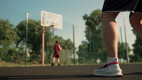 Zwei-Basketballspieler-Trainieren-Auf-Einem-Basketballplatz-Im-Freien-1