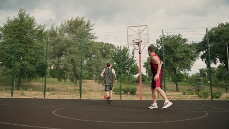 Zwei-Männliche-Basketballspieler-Trainieren-Gemeinsam-Auf-Einem-Basketballplatz-Im-Freien